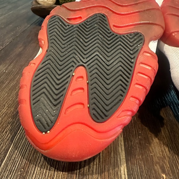Air Jordan Retro 11 Mid Bred Sneakers (Beaters) - Picture 11 of 14